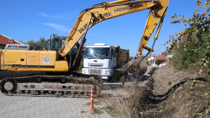 Dalaman'da Kış Öncesi Su Kanallarında Temizlik Çalışması