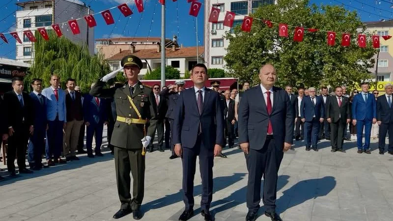 Gölhisar'da 30 Ağustos Zafer Bayramı Coşkusu: Çelenk Sunma Töreni Düzenlendi