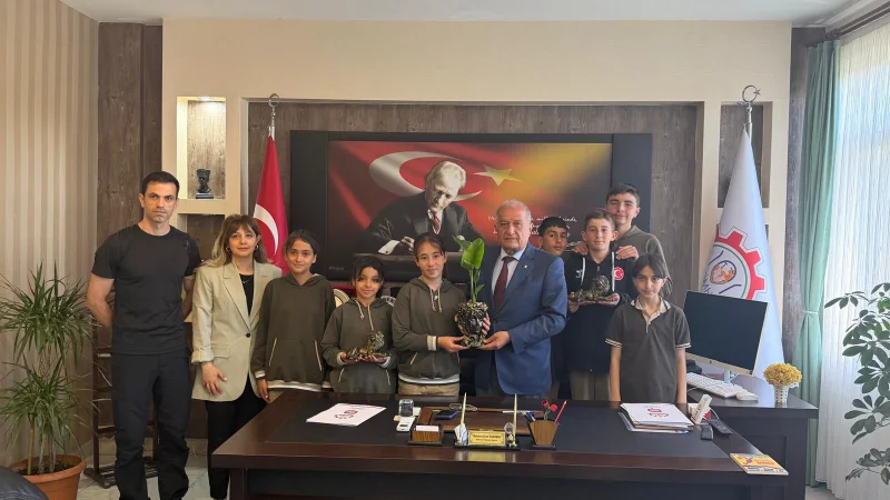Hekimhan'da Öğrencilerden Başarı Ziyareti: El Emekleri Hediyeleri Takdim Ettiler