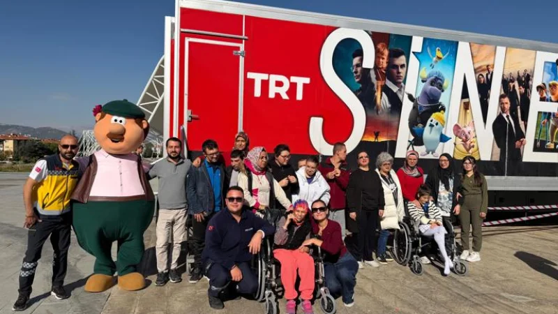 Isparta'da Özel Gereksinimli Bireyler TRT Sinema Tırı ile Keyifli Bir Gün Geçirdi