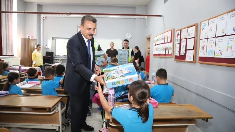 İzmir Dikili'de 453 İlkokul Öğrencisine Kırtasiye Desteği