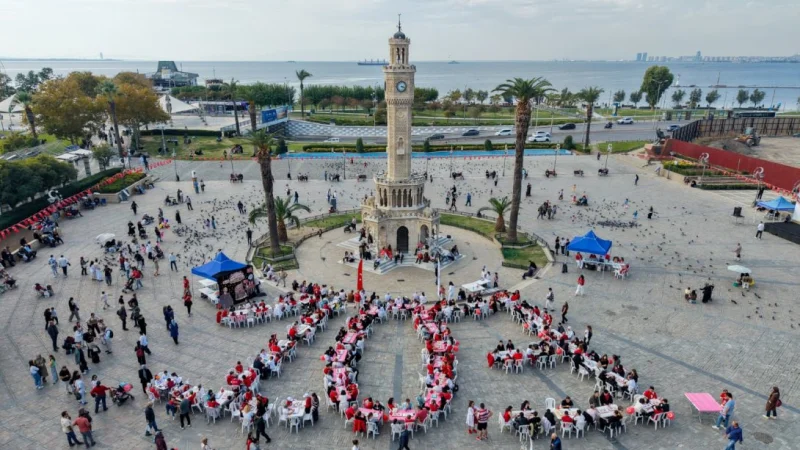 İzmir'de Cumhuriyet Coşkusu Akıl ve Zekâ Oyunları Finali ile Taçlandı