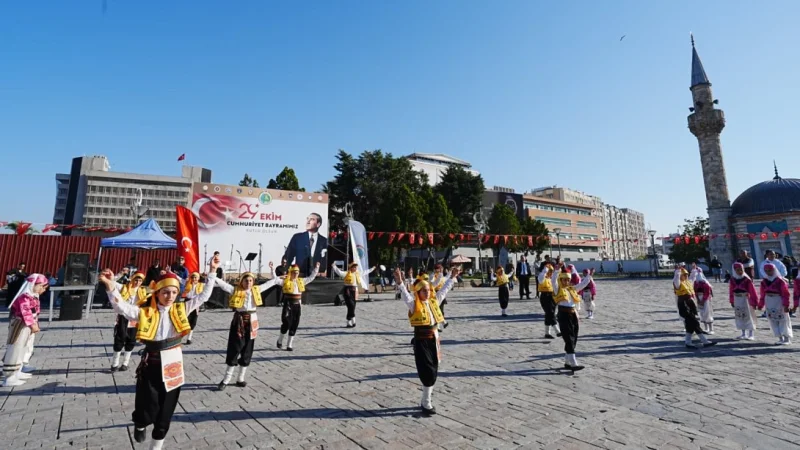 İzmir'de Cumhuriyet Coşkusu: Öğrencilerden Görkemli Gösteri