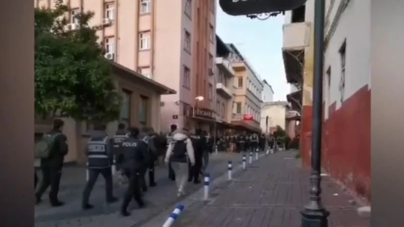 İzmir'de 'Kalkan-15' Operasyonu: Düzensiz Göçmenlere Konaklama Sağlayan 35 Otele İşlem