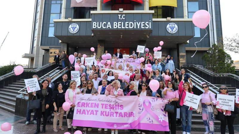 İzmir'de Meme Kanseri Farkındalığı İçin 'Pembe Yürüyüş' Düzenlendi