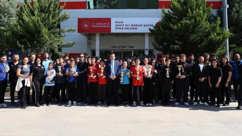 Kilis'te Okul Sporları Dart Müsabakalarında Şampiyonlar Belli Oldu