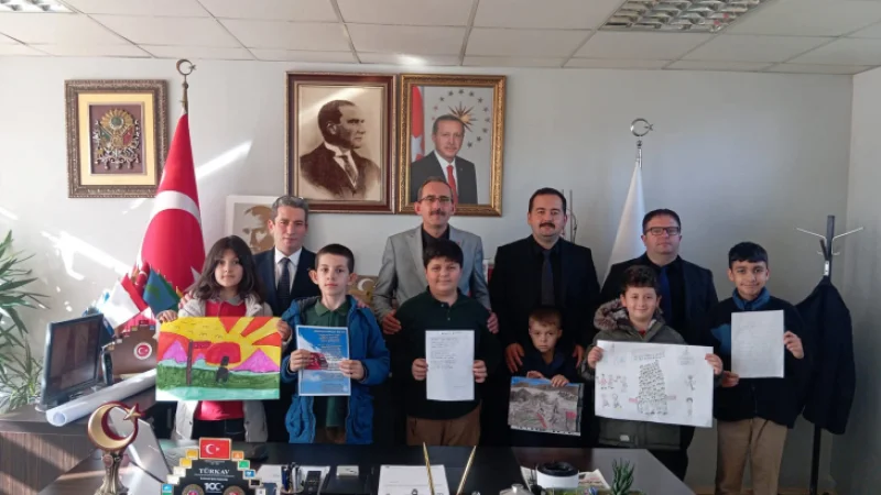 Kofçaz'da Kurtuluş Yıldönümü Yarışmalarında Derece Alan Öğrenciler Ödüllendirildi