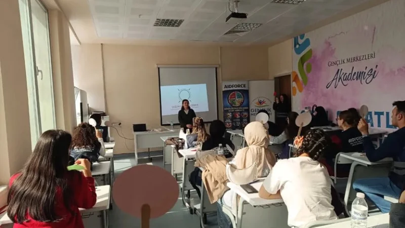 Konya'da Üniversite Öğrencilerine 'Bilinçli Medya' ve 'Kendini Bilmek' Eğitimi