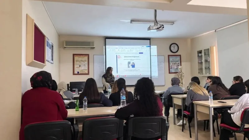 Konya'da Üniversite Öğrencilerine 'Sağlıklı Yaşam ve Güvenli İlişkiler' Eğitimi