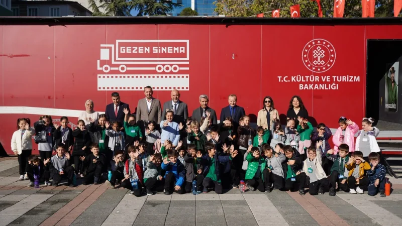 Kültür ve Turizm Bakanlığının Gezen Sinema Tırı Orhangazi'de Çocuklarla Buluştu