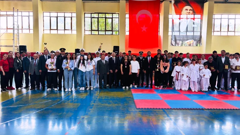 Lapseki'de 19 Mayıs Atatürk'ü Anma, Gençlik ve Spor Bayramı Coşkuyla Kutlandı
