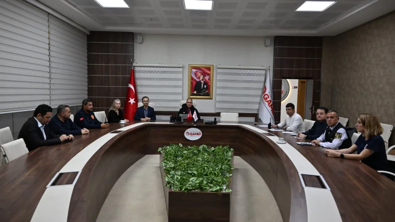 Manisa'da Fabrika Yangını: Vali Özkan Süreci Kriz Merkezi'nden Koordine Etti