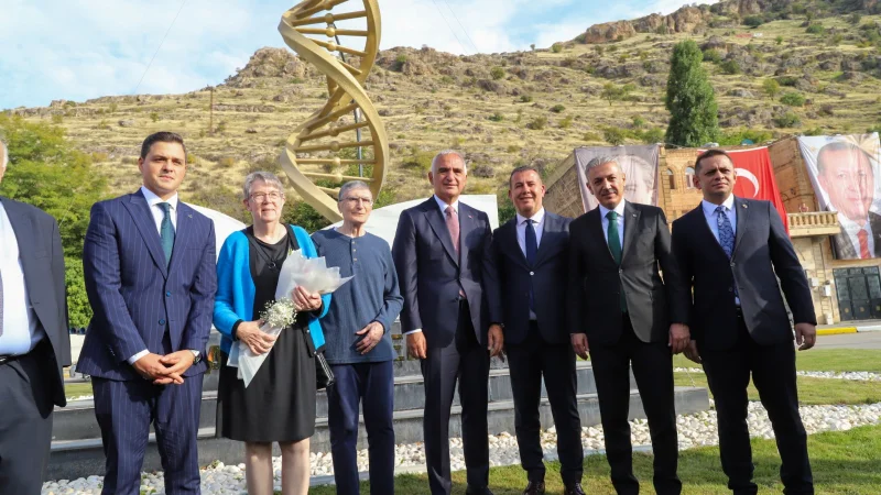 Nobel Ödüllü Prof. Dr. Aziz Sancar'ın Adını Taşıyan Bulvar ve DNA Sarmalı Anıtı Açıldı