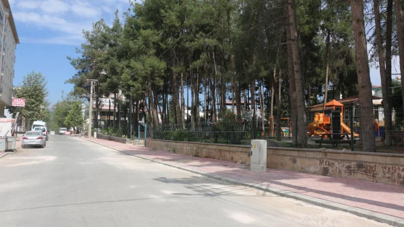 Pazarcık'ta Atatürk Caddesi ve Park Çevresinde Kaldırım Yenileme Çalışmaları Sürüyor