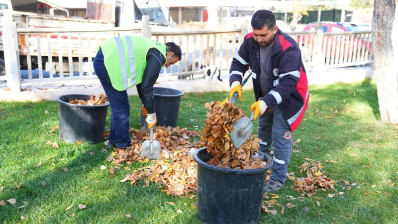 Soma'da Mevsim Geçişi Temizliği: Park ve Yeşil Alanlar Bakıma Alındı