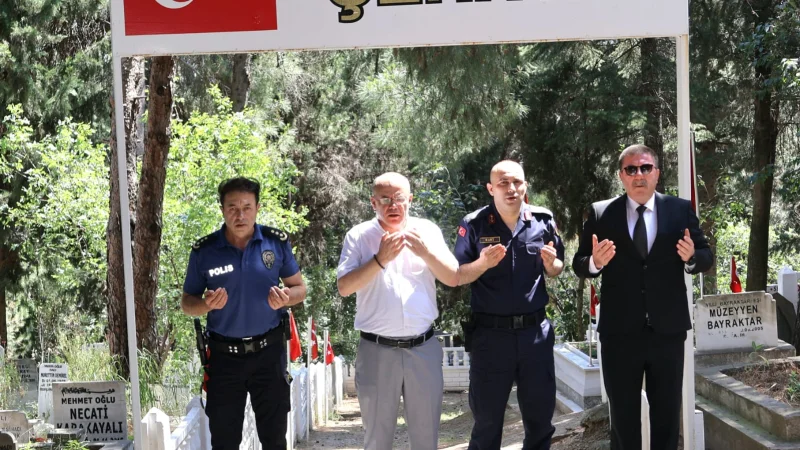 Susurluk Kaymakamı Köken ve Protokol Üyelerinden Şehitlik Ziyareti