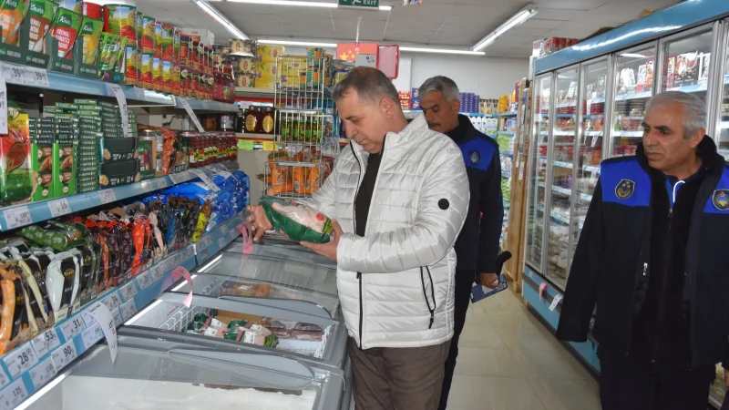 Tomarza'da Marketlere Sıkı Denetim: Etiketler ve Son Kullanma Tarihleri İncelendi