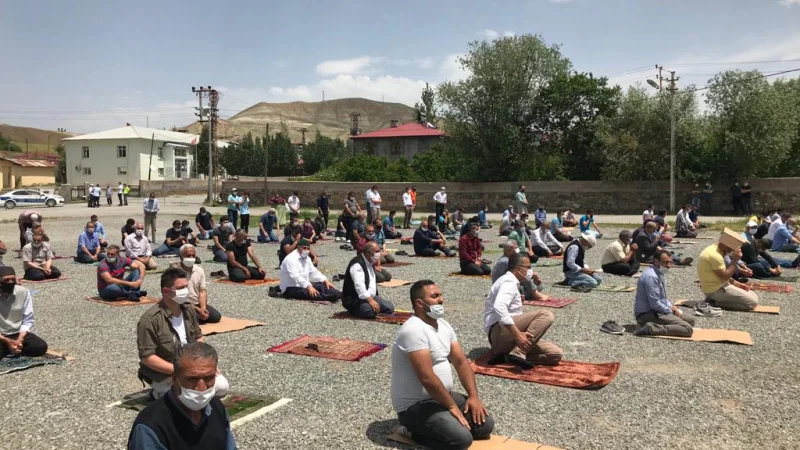 Tuzluca'da 10 Haftalık Aranın Ardından Cemaatle İlk Cuma Namazı Kılındı