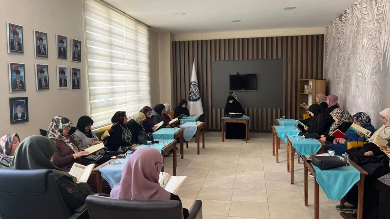 Emirdağ'da Kadınların Yoğun Katılımıyla Cuma Sohbetleri Başladı