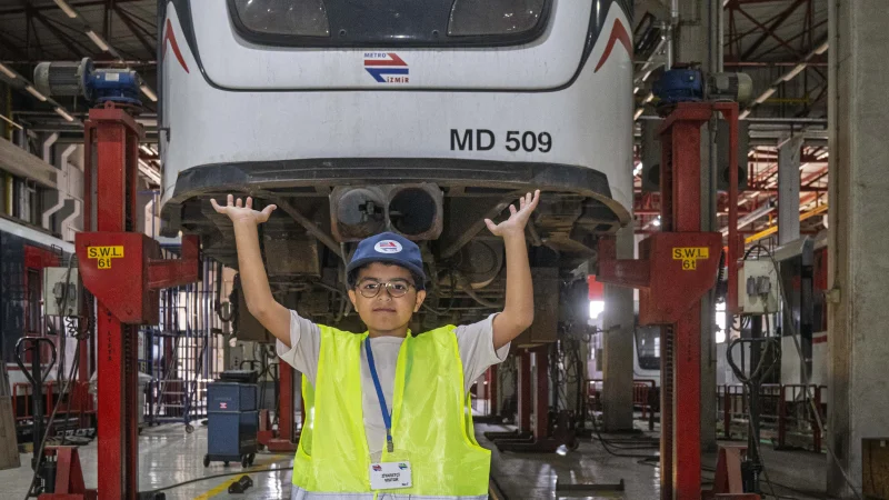 İzmir'de 8 yaşındaki Emirhan'ın metro sürücüsü olma hayali doğum gününde gerçek oldu