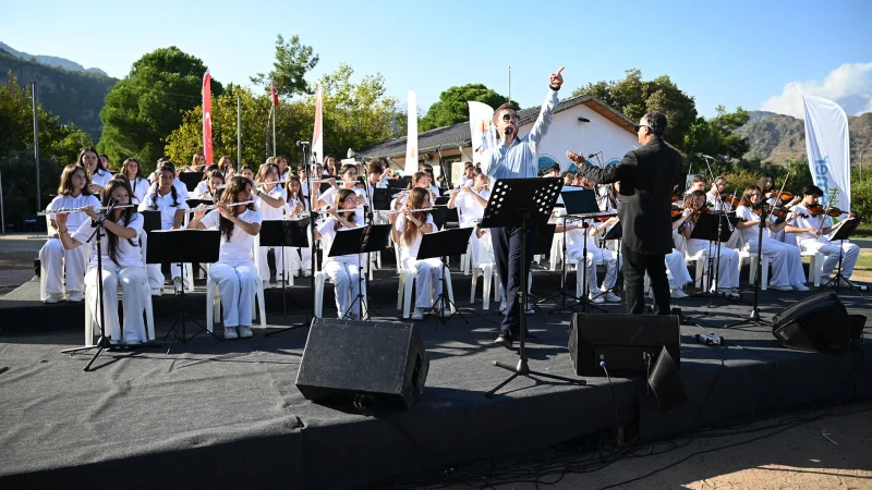 Kemer Belediyesi Cumhuriyet Orkestrası Çıralı'da Sahne Aldı