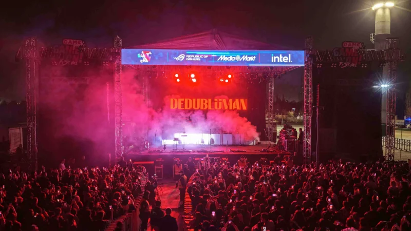 Ankara'da Dedublüman Rüzgarı: Gençler Konserde Doyasıya Eğlendi
