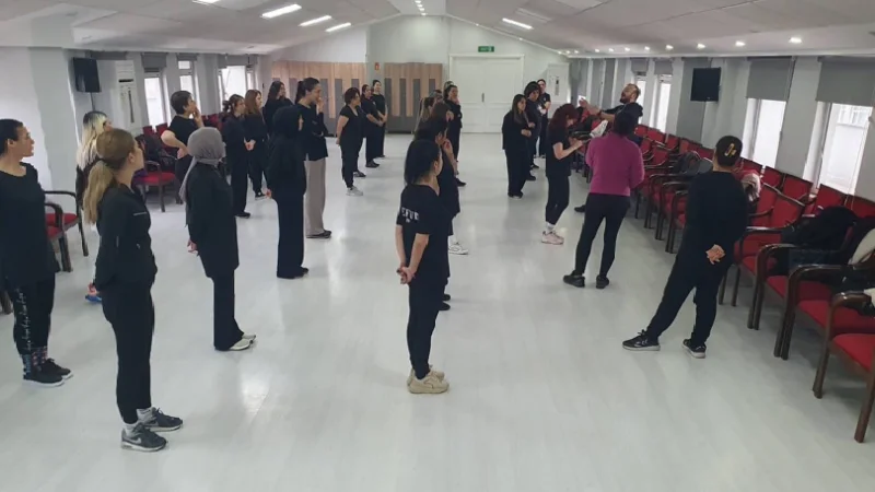 Fatih'te Geleneksel Ezgiler Halk Müziği Koro Eğitimleriyle Yaşatılıyor
