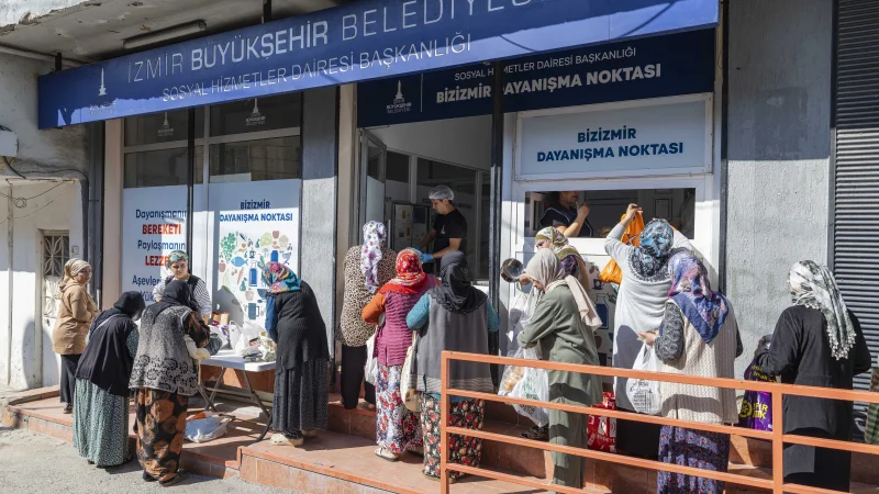 İzmir Büyükşehir Belediyesi Dayanışma Noktaları ile binlerce vatandaşa ulaşıyor
