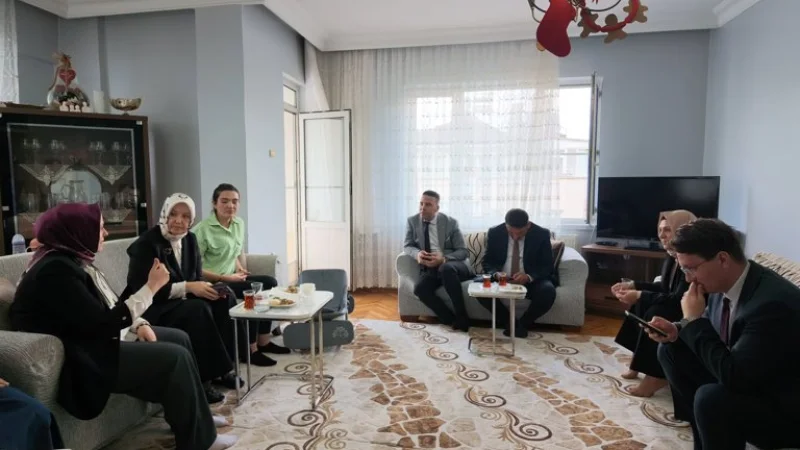 Aile ve Sosyal Hizmetler Bakan Yardımcısı Leman Yenigün'den Koruyucu Aile Ziyareti