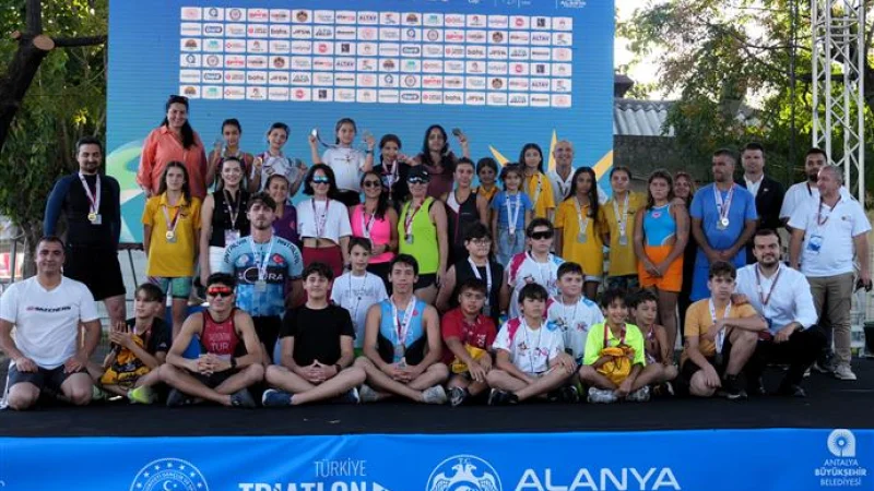 Alanya'da 35. Halk Triatlonu Renkli Görüntülere Sahne Oldu