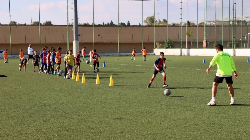 Buca Belediyesi'nin Ücretsiz Futbol Okulları Miniklerden İlgi Görüyor