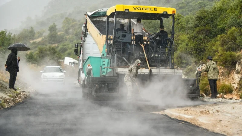 Demre'de Sıcak Asfalt Çalışmaları Olumsuz Hava Koşullarına Rağmen Sürüyor