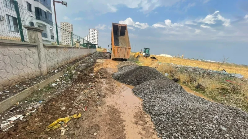 Diyarbakır'ın Merkez ve Kırsal Mahallelerinde Yol Yapım Çalışmaları Sürüyor
