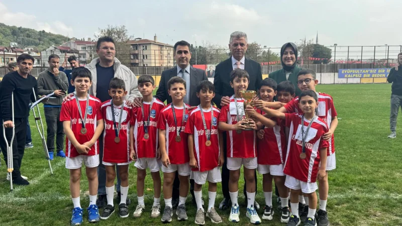 Eyüpsultan'da 29 Ekim Cumhuriyet Bayramı Atletizm Turnuvası Ödülleri Sahibini Buldu