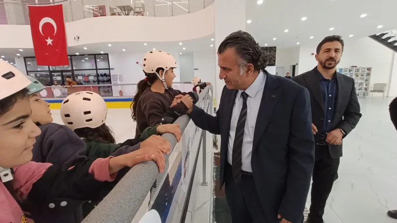 İpekyolu'nda Kırsal Mahalle Öğrencileri Buz Pateniyle Buluştu
