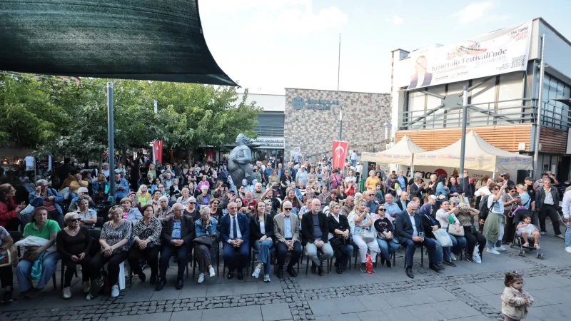 İzmir'de Kemeraltı Festivali Esnafa Can Suyu Oldu