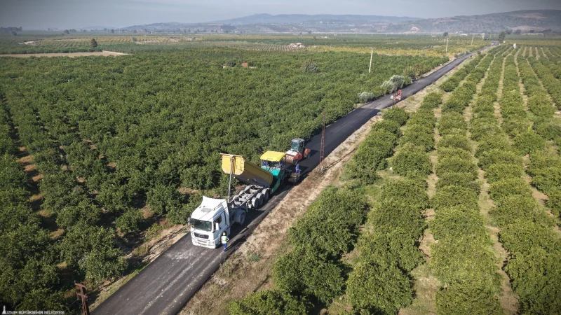 İzmir'in Selçuk ilçesinde 15,5 kilometrelik yol yenileme çalışmaları sürüyor