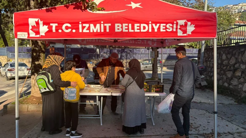 İzmit'te Öğrencilere Kek ve Mandalina İkramı