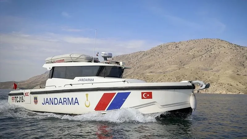 Jandarmanın Yüzen Karakolu Karakaya Barajı'nda Görev Başında