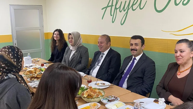 Kahramankazan'da Kaymakam Yılmaz ve Milli Eğitim Müdürü Yener Öğrencilerle Kahvaltıda Buluştu