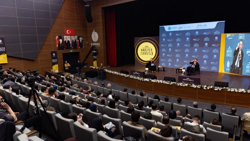 Kocaeli'de gençlerle bir araya gelen Büyükakın'dan kariyer tavsiyesi: Hata yapmaktan korkmayın