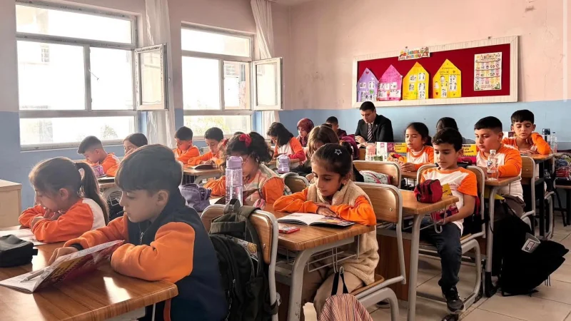 Mazıdağı'nda Öğrencilerle Kitap Okuma Etkinliği Düzenlendi