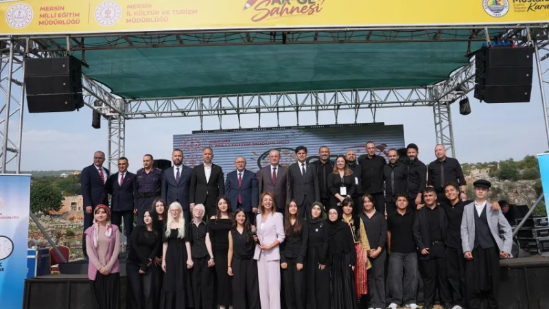 Mersin'de Tarihi Kanlıdivane'de Gençler Türkülerle Buluştu