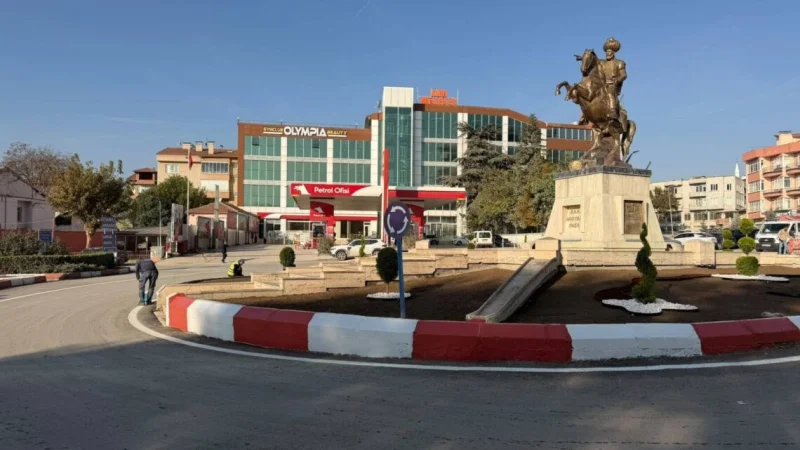 Merzifon'da Kavşak ve Orta Refüjlerde Bordür Boyama Çalışmaları Başlatıldı