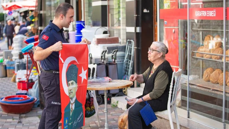 Narlıdere'de Cumhuriyet Bayramı Öncesi Esnafa Türk Bayrağı Dağıtıldı