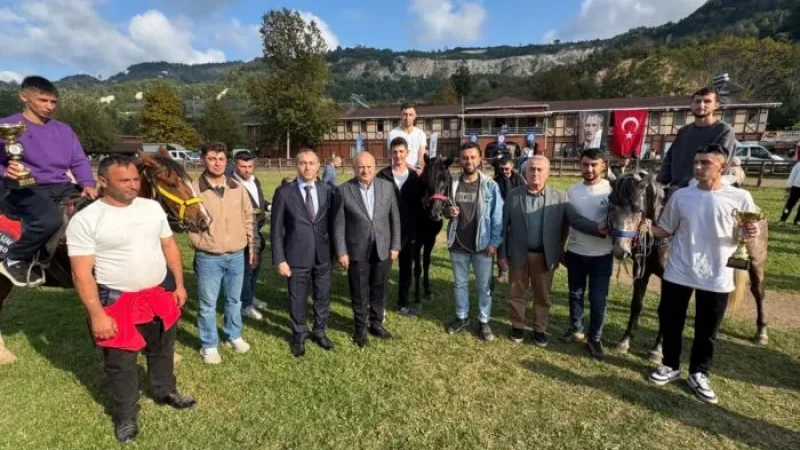 Ordu'nun Ünye İlçesinde Cumhuriyet Kupası Rahvan At Yarışları Gerçekleştirildi