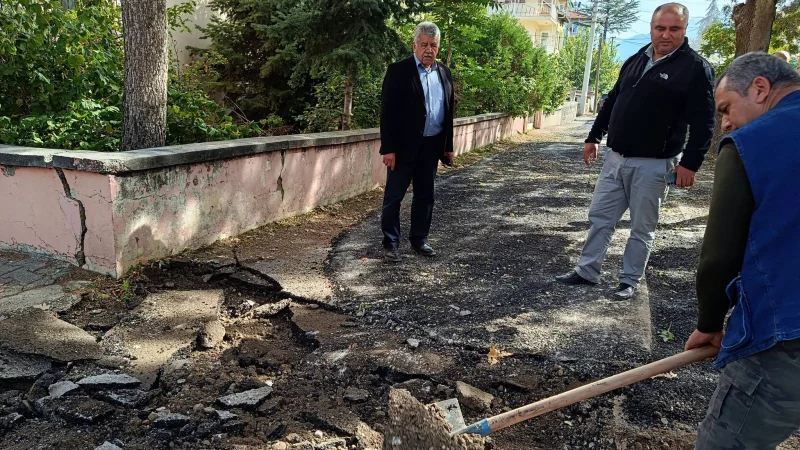 Senirkent'te Hamidiye Mahallesi'nin Yolları Sıcak Asfaltla Yenileniyor