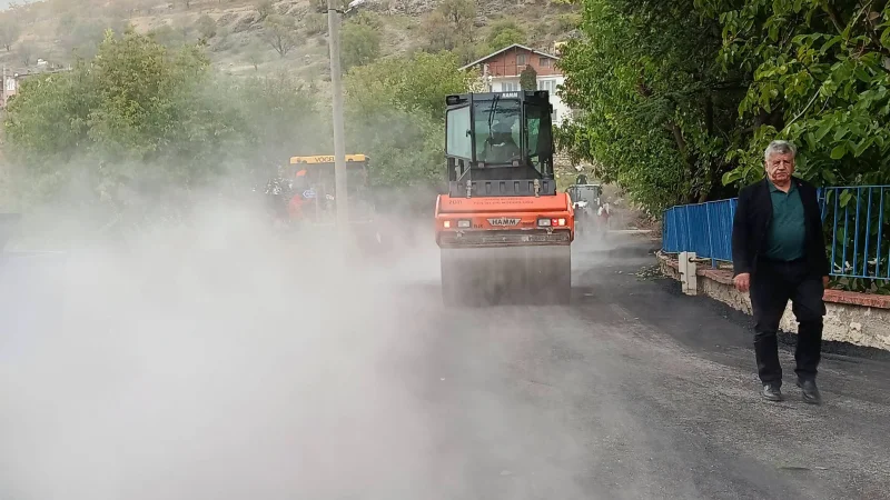 Senirkent'te Turgutlar Mahallesi'nde Sıcak Asfalt Çalışmaları Başlatıldı