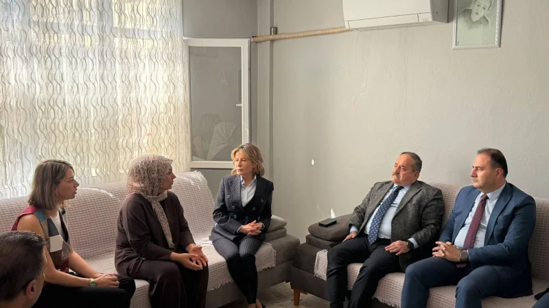 Seyhan Kaymakamı Ekrem İnci'den Kıbrıs'taki Feribot Kazasında Yaralanan Aileye Ziyaret