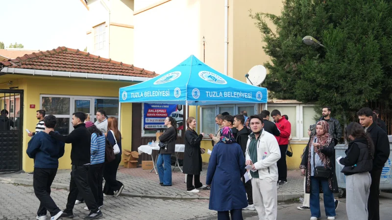 Tuzla'da KPSS Heyecanı Yaşayan Adaylara Destek ve İkram